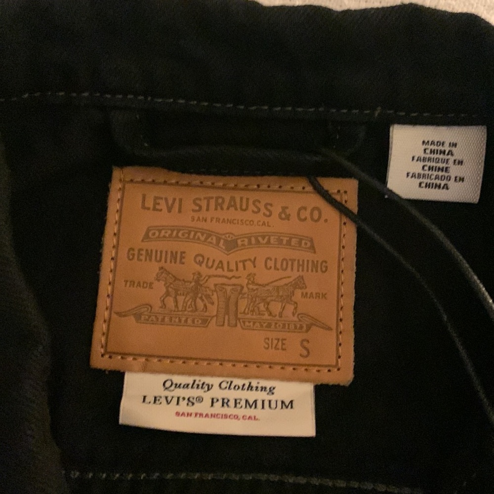 NEW Levi's® Premium EX-BOYFRIEND STUDDED SLEEVE TRUCKER JACKET - Picture 3 of 14